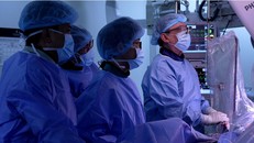 GS.TS.BS Võ Thành Nhân – Giám đốc Trung tâm Tim mạch, Bệnh viện Đa khoa Quốc tế Vinmec Central Park nhận chứng chỉ chuyên gia đặt máy tạo nhịp tim không dây độc lập đầu tiên tại Việt Nam.