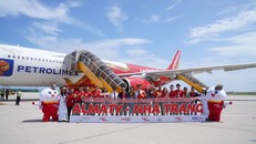 Những du khách đầu tiên bay thẳng cùng Vietjet từ Kazakhstan đến với Nha Trang hào hứng trước chuyến bay và sự chào đón nồng nhiệt của thành phố biển 