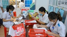 Nhân viên y tế làm công tác cấp phát thuốc. (Ảnh: TTXVN)