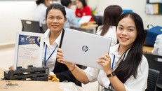Những chiếc laptop được trao tặng sẽ là công cụ giúp học sinh Học bổng Kiến tạo khám phá tri thức và kết nối cùng thầy cô cố vấn.