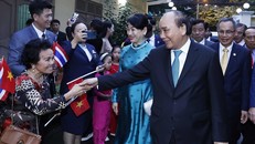  Chủ tịch nước Nguyễn Xuân Phúc và Phu nhân với cán bộ, nhân viên Đại sứ quán và kiểu bào tại Thái Lan. Ảnh: TTXVN