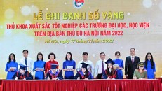 Các Thủ khoa xuất sắc tốt nghiệp các trường đại học, học viện trên địa bàn Thủ đô Hà Nội năm 2022 ghi danh Sổ vàng.