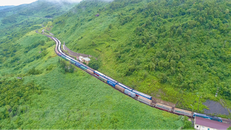 Đoàn tàu chạy qua khu vực đèo Hải Vân. (Ảnh: Vietnam+)