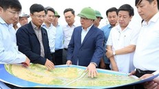 Bí thư Thành ủy Hà Nội Đinh Tiến Dũng cùng đoàn khảo sát thực địa tại huyện Hoài Đức.