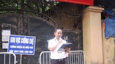 Đại diện chính quyền đọc quyết định cưỡng chế đối với trường hợp vi phạm.