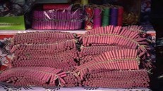 Bắt giữ 2 đối tượng mua pháo lậu về bán cho tiệm tạp hóa