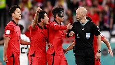 Các cầu thủ Hàn Quốc phản ứng với trọng tài khi kết thúc trận thua Ghana 2-3