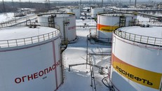 Các bể chứa dầu tại cơ sở lọc dầu Novokuibyshevsk của Nga.