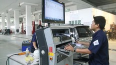 Đăng kiểm viên kiểm tra thông số kỹ thuật xe ôtô qua hệ thống máy tính. 