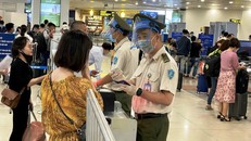 Nhân viên an ninh hàng không kiểm tra giấy tờ hành khách đi máy bay. 