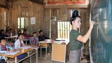 Giờ học của cô và trò trong phòng học tạm tại điểm trường của Trường Phổ thông Dân tộc bán trú Tiểu học xã Mường Lạn, huyện Sốp Cộp, tỉnh Sơn La.