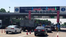 Phương tiện lưu thông trên tuyến cao tốc Nội Bài-Lào Cai. 