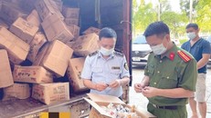 Lực lượng chức năng kiểm tra hàng giả.