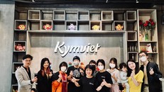 Anh Tuấn Kiều (ngoài cùng bên trái) chụp ảnh cùng lớp học thử nghiệm Ngôn ngữ ký hiệu.