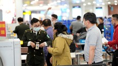 Hành khách làm thủ tục an ninh tại sân bay Nội Bài.