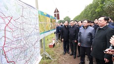 Thủ tướng Phạm Minh Chính kiểm tra dự án xây dựng đường vành đai 4 vùng Thủ đô Hà Nội