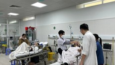 Bác sỹ điều trị cho bệnh nhân tại Bệnh viện Hữu nghị Việt Đức trong dịp Tết. 