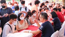 Thí sinh tham dự ngày hội tư vấn xét tuyển ở Hà Nội năm 2022.
