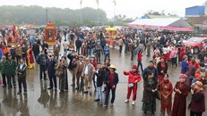 Đông đảo con cháu họ Trần từ các tỉnh, thành tới dự đại lễ giỗ tổ họ Trần Việt Nam.