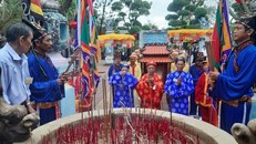 Các bậc cao niên tiến hành dâng hương tại Chùa Bà.