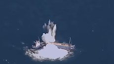 Video tiêm kích Mỹ thả bom thông minh khiến tàu chở hàng gãy làm đôi