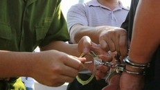 Bắt nhóm đối tượng mang hung khí diễu phố, gây mất an ninh trật tự ​