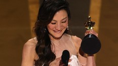 Dương Tử Quỳnh là người phụ nữ châu Á đầu tiên giành giải Oscar Nữ diễn viên chính xuất xắc nhất - Ảnh: REUTERS