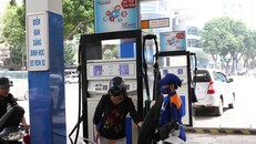 Nhân viên Petrolimex bán xăng cho khách hàng. 