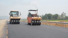Nhà thầu thi công thảm lớp bê tông nhựa bề mặt trên cùng của dự án cao tốc Mai Sơn-Quốc lộ 45.