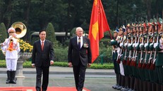 Chủ tịch nước Võ Văn Thưởng và Toàn quyền Australia David Hurley nghe quân nhạc cử Quốc thiều hai nước.