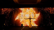 Glory to GLORY là sự kiện nghệ thuật trưng bày 25 tác phẩm tranh và chuỗi biểu diễn múa Body Painting, trình diễn âm nhạc và trình chiếu công nghệ 3D đang được tổ chức tại Dinh Độc Lập, TP.HCM