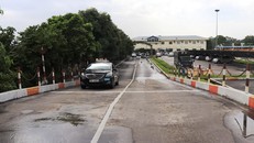 Học viên học lái xe trong sa hình tại một cơ sở đào tạo lái xe của Hà Nội. 