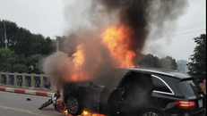 Xe Mercedes GLC đâm xe máy rồi bốc cháy dữ dội tại Hà Nội, 1 người chết