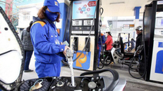 Ngày cuối năm - Xăng tăng giá 