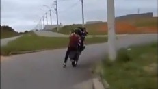 Quái xế cụt một tay bốc đầu phân khối lớn