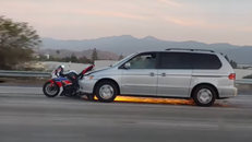 Phân khối lớn bị ô tô đâm dính chặt và đẩy đi trên quốc lộ