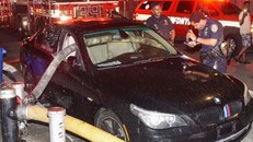 BMW bị đập vỡ cửa kính do đỗ chắn ngang cột nước cứu hoả