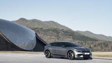 Kia EV6 ra mắt, mạnh hơn Porsche Taycan