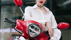 Thùy Tiên phối đồ đơn giản nhưng vẫn thu hút ánh nhìn nhờ phụ kiện 