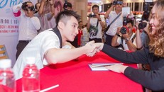 Sơn Tùng M-TP khiến hàng nghìn fan ‘tan chảy’ trong ngày ký tặng