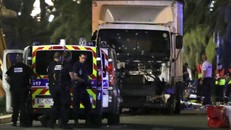 Pháp: Xe tải lao vào đám đông, ít nhất 3 người bị thương