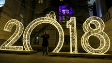 Không khí đón năm mới 2018 rộn ràng khắp thế giới