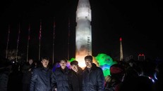 Triều Tiên điêu khắc tên lửa Hwasong-15 bằng băng