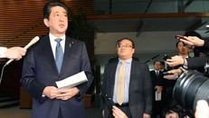 Thủ tướng Shinzo Abe trả lời báo chí sau cuộc điện đàm với Tổng thống Donald Trump vào hôm 9/3. Reuters