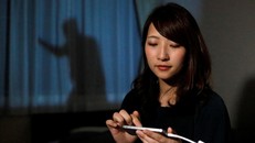 Nhật Bản phát minh ‘người đàn ông trên rèm cửa’ để bảo vệ phụ nữ