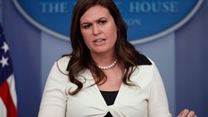 Thư ký Nhà Trắng bị đuổi khỏi nhà hàng vì… làm việc cho ông Trump