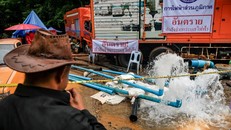 Lực lượng cứu hộ sẽ rút hết nước để đưa 13 thành viên đội bóng nhí Thái Lan ra ngoài 