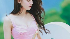 'Mỹ nữ Tân Cương' khiến fan ngơ ngẩn khi che quạt làm duyên