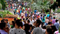 Đông nghịt người tại các điểm vui chơi, giải trí trong ngày nghỉ lễ 2/9 đầu tiên