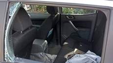 Ô tô đậu trước quán ăn bị đập kính, hơn trăm triệu 'không cánh mà bay'